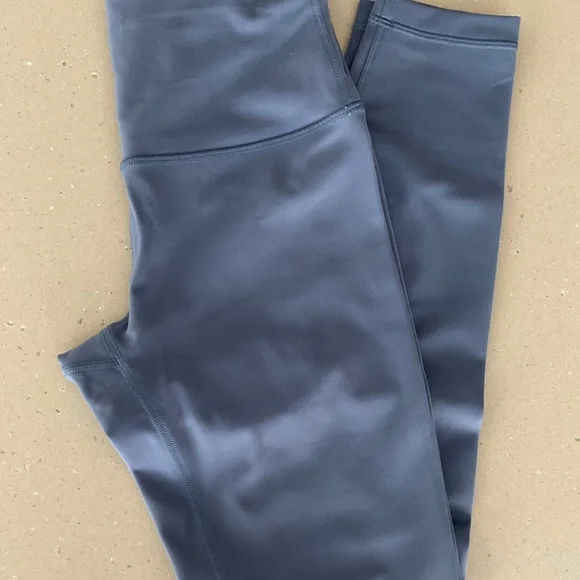 Lululemon Ink Blue 25" Wunder Train size 6 - Picture 1 of 6